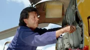 Helicopter-Mechaniker Max (Hanno Pöschl) bei der Arbeit