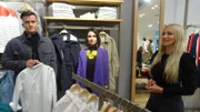 Kandidatin Lena (r.), Shoppingbegleitung Robin und eine Verkäuferin.