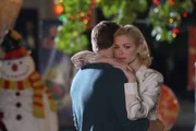 All die Traditionen erinnern Lemon (Jaime King, r.) an die Vergangenheit, die nicht einmal ihr Verlobter George (Scott Porter, l.) wirklich kennt ...
