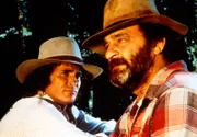 Mr. Edwards (Victor French, r.) erzählt Charles (Michael Landon, l.) eine alte Indianerlegende.