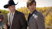 Caleb (Kerry James, li) und sein Trauzeuge Ty (Graham Wardle, re) sehen mit Sorge Tims Ankunft auf dem Fest.