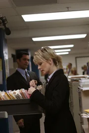 Det. Lilly Rush (Kathryn Morris, r.) und Det. Scott Valens (Danny Pino, l.) durchforsten die Akten nach einem Hinweis ...