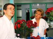Nikola "Der Rosenkavalier". Im Bild: Langsam ahnt Nikola (Mariele Millowitsch), dass es sich bei dem heimlichen Rosenkavalier um den schüchternen Dr. Hauser (Max Herbrechter) handelt.