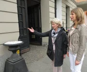 Brigitte (l.) erzählt Sandra Eckardt, wie es dazu kam, dass sie ihre Schwestern aus den Augen verloren hat.