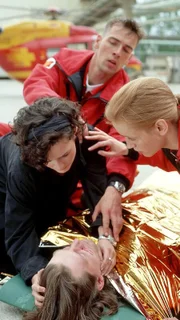 Sonja (Katharina Stemberger, li.), Dr. Thaler (Roswitha Meyer) und Ralf Staller (Wolfgang Krewe) kümmern sich um den verletzten Aktivisten Ronny (Stuntman).