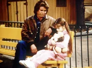 Die kleine Sarah Barrett (Morgan Nagler, r.) erzählt Jonathan (Michael Landon, l.), dass sie auf dem Rummelplatz ihre Mutter verloren hat.