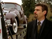 Eines Tages verschwindet Martin Evans (Val Giraldi) Oldtimer. Er findet ihn auf dem Friedhof wieder. Das Auto stand vor dem Grab seines Vorbesitzers...