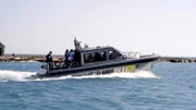Die Küstenwache fängt ein Boot mit Flüchtlingen ab
