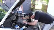 Experte Sidney schaut sich das Innenleben des Passat an