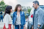 Conrado (Roberto Enriquez, re.) versucht, Alejandra (Verónica Sánchez, l.) und Verónica (Irene Accos) zu helfen.