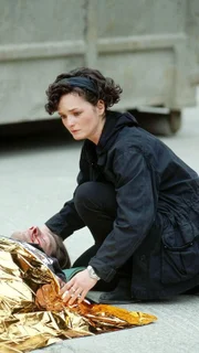 Sonja (Katharina Stemberger) bangt um ihren schwer verletzten Freund Ronny (Stuntman).