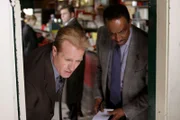 Walter Deep (Gregg Henry, l.) und Will Jeffries (Mel Winkler, r.) machen eine interessante Entdeckung ...