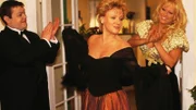 Elke (Jenny Elvers, r.) und Tim (Oliver Reinhard) sind von Nikolas (Mariele Millowitsch) Abendgarderobe begeistert.