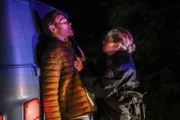 Nick (Mark Pellegrino, l.); Donna Hanscum (Briana Buckmaster, r.)