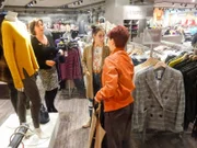 V.l.: Verkäuferin, Kandidatin Mandy, Shoppingbegleitung Rosa