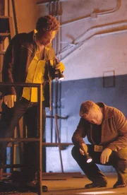 Warrick (Gary Dourdan, li.) und Grissom (William Petersen) suchen am Tatort nach verwertbaren Spuren.