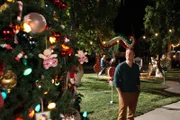 Bei seiner Suche nach einem perfekten, imposanten Weihnachtsbaum für die Stadt, lässt sich George (Scott Porter) ausgerechnet von Wade helfen ...