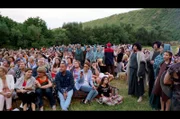 Besucher und Sänger beim Opernfestival in Butuceni