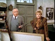 Jessica Fletcher und Dennis Moylan betrachten gemeinsam die Baupläne. Die Firma der Familie Griffith soll an einen anderen Standort verlegt werden.