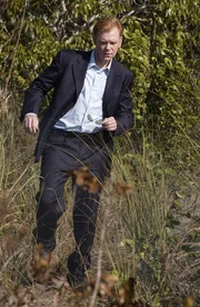 Im unwegsamen Gelände der Everglades versucht Lt. Horatio Caine (David Caruso) Hinweise zu finden.