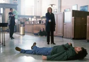 (v.l.n.r.) Fox Mulder (David Duchovny); Dana Scully (Gillian Anderson); Bernard (Darren Burrows)