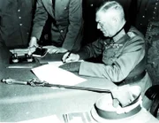 Generalfeldmarschall Keitel unterschreibt die Kapitulation. In Europa ist der Krieg am 8. Mai 1945 beendet.