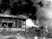 Marine mit einem Flammenwerfer.