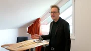 „Investmentpunk“ Gerald Hörhan besitzt knapp 300 Wohnungen in Österreich und Deutschland. Er bringt anderen bei, wie sie gewinnbringend in Einzimmerwohnungen investieren und dadurch reich werden.