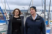 Nele (Floriane Daniel, r.) und Julia (Wendy Güntensperger, l.) reflektieren die Befragung mit Tina.