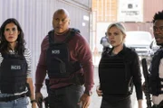(v.l.n.r.) Kensi Blye (Daniela Ruah); Sam Hanna (LL Cool J); Anastasia Kolchek (Bar Paly); Devin Roundtree (Caleb Castille)