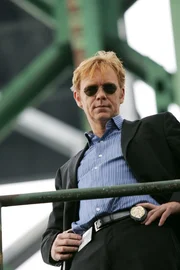 Lt. Horatio Caine (David Caruso) und sein Team haben es bei ihrem neuesten Fall mit einem brutalen Mord an einem halbseidenen Clubbesitzer zu tun.