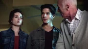 Allison (Crystal Reed) und Scott (Tyler Posey, Mitte) werden von Gerard (Michael Hogan) über die damaligen Ereignisse mit den Alphas aufgeklärt.