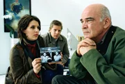 Nina (Elena Uhlig, l.) und Leo (Henning Baum, M.) treffen Trainer Unzer (Peer Jäger, r.) in der Wohnung des Verstorbenen an. Er hatte Rick Römer schon als Kind bei sich aufgenommen und ihn wie einen eigenen Sohn behandelt.