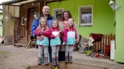 Die große Liebe und drei gesunde Kinder: Peter hat alles, was er sich je gewünscht hat. Doch der Familienvater kann sein Glück nicht lange genießen, denn er erkrankt an Krebs, der seine Knochen angreift. Jede Verletzung kann für den 40-Jährigen den Tod bedeuten. Das Team von "Zuhause im Glück" will helfen und das alte Haus so umgestalten, dass Peter und seine Familie die verbleibende gemeinsame Zeit genießen können.