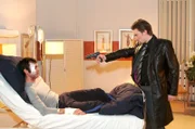 Der skrupellose Richard (Karim Köster, r.) wähnt sich am Ziel - und bedroht David (Mathis Künzler, l.) mit einer Waffe.