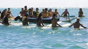 Die Hawaiianer nehmen auf ganz besondere Weise Abschied von Chins (Daniel Dae Kim, M.) Frau ...