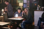 Mickey (Kaitlin Olson, r.) und Alba (Carla Jimenez, l.) machen sich Sorgen um Sabrina, die einen neuen, heimlichen Liebhaber hat. Sie besuchen eine Open Mic Nacht, um die beiden Turteltauben genauer unter die Lupe zu nehmen...
