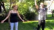 Nadine (24) mit Francesco (55) im Garten beim Yoga
