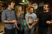 v.li.: Dennis Reynolds (Glenn Howerton), Dee Reynolds (Kaitlin Olson), Charlie Kelly (Charlie Day), Mac (Rob McElhenney)