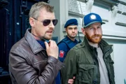 v.li.: Max Herzog (Martin Gruber), Polizist (Komparse), Richard Odner (Florian Sebastian Fitz)