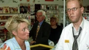 Schumann (Lutz Herkenrath, r.) ist am Ende. Er hat sich mit seiner Frau gestritten, ihren Hund entführt und die Nacht im Supermarkt verbracht. Da hat selbst Rita (Gaby Köster) Mitleid.