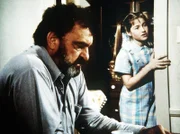 Zufällig trifft Mark (Victor French, l.) in einem Hotel Wendy Ann (Alyson Croft, r.), die beste Freundin der verunglückten Sarah.