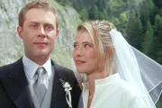Das Brautpaar Torsten (Andreas Lust) und Eva (Sonja Baum) hat sich für seine Hochzeit etwas Besonderes einfallen lassen. Als begeisterte Bungeespringer wollen sie sich das Ja-Wort im freien Fall geben.