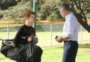 Chip (Thomas Barbusca, l.) wird beim Training von Howard Buckley (Matthew Glave, r.) abgeholt. Die beiden haben ein waschechtes Abenteuer vor sich ...