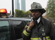 Chicago Fire So nicht - Not Like This Staffel 2, Episode 10 Überwacht die Situation: Eamonn Walker als Chief Boden