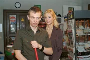 Jürgen (Oliver Bokern, l.) kann seine Enttäuschung über Sabrinas (Nina-Friederike Gnädig, r.) vermeintlichen Einzug in die Villa Seidel nicht verbergen.