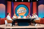 Sophie Passmann (3.v.l.) und Tommi Schmitt (3.v.r.) mit ihren Gästen Heiko (l.) und Roman Lochmann (2.v.l. verdeckt), Nina (4.v.l.) und Julia Meise (4.v.r.), Dennis (2.v.r.) und Benni Wolter (r.) in "Neo Ragazzi"