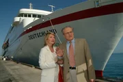 Helen Albrecht hat ihren Mann Herbert, der unter starken Schmerzen leidet, zu dieser Reise überredet. Sie hofft in Shanghai ein "Wundermittel" für ihn zu bekommen. (Franziska Stavjanik, Dietrich Mattausch)
