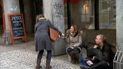 Tauschmutter Jasmin (Mitte) beim Schnorren auf der Straße zusammen mit WG-Mitbewohner Tobi (re.)