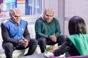 (v.li.): Peter Macon (Lt. Cmdr. Bortus), Chad Coleman (Klyden), Penny Johnson Jerald (Dr. Claire Finn).